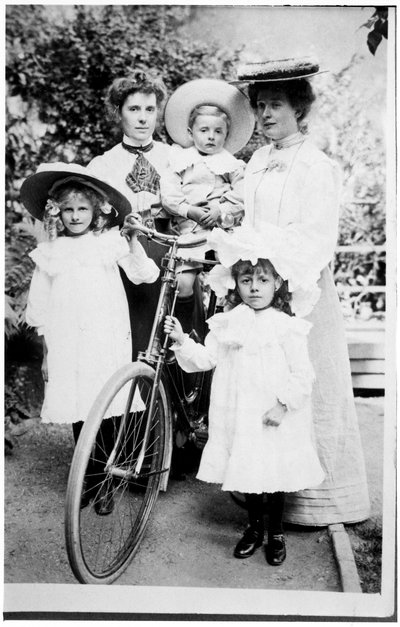 Familiengruppe mit Fahrrad, ca. 1890er von English Photographer
